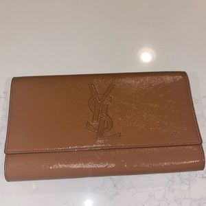 SAINT LAURENT Textured Patent Calfskin Monogram Large Belle De Jour Clutch Beige